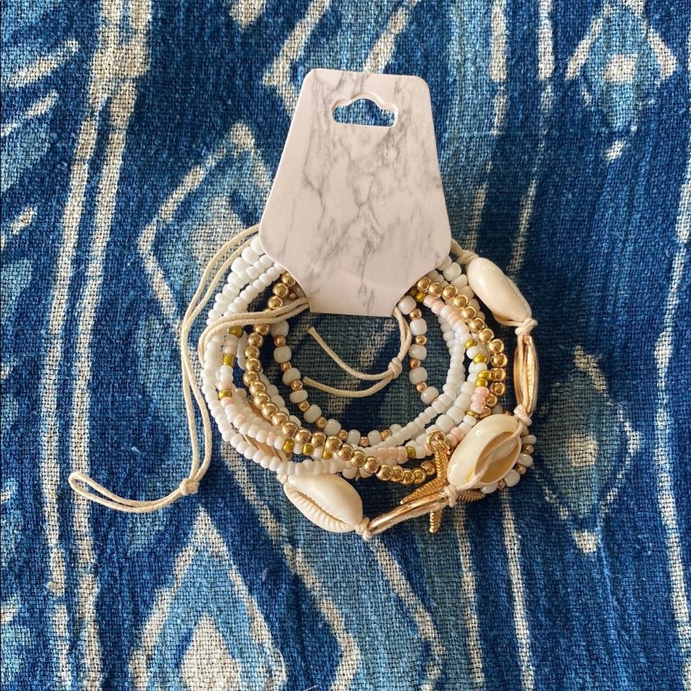 Free people, NEW Adria white and gold cowrie shell layered bracelet set! 🌴🌺🌴